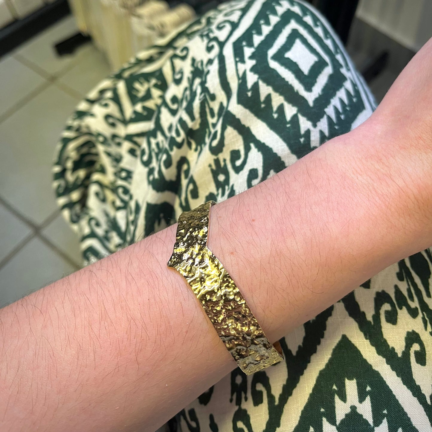 Pulsera Cuff con Motivo de Corazón en Stainless Steel Dorado 14K