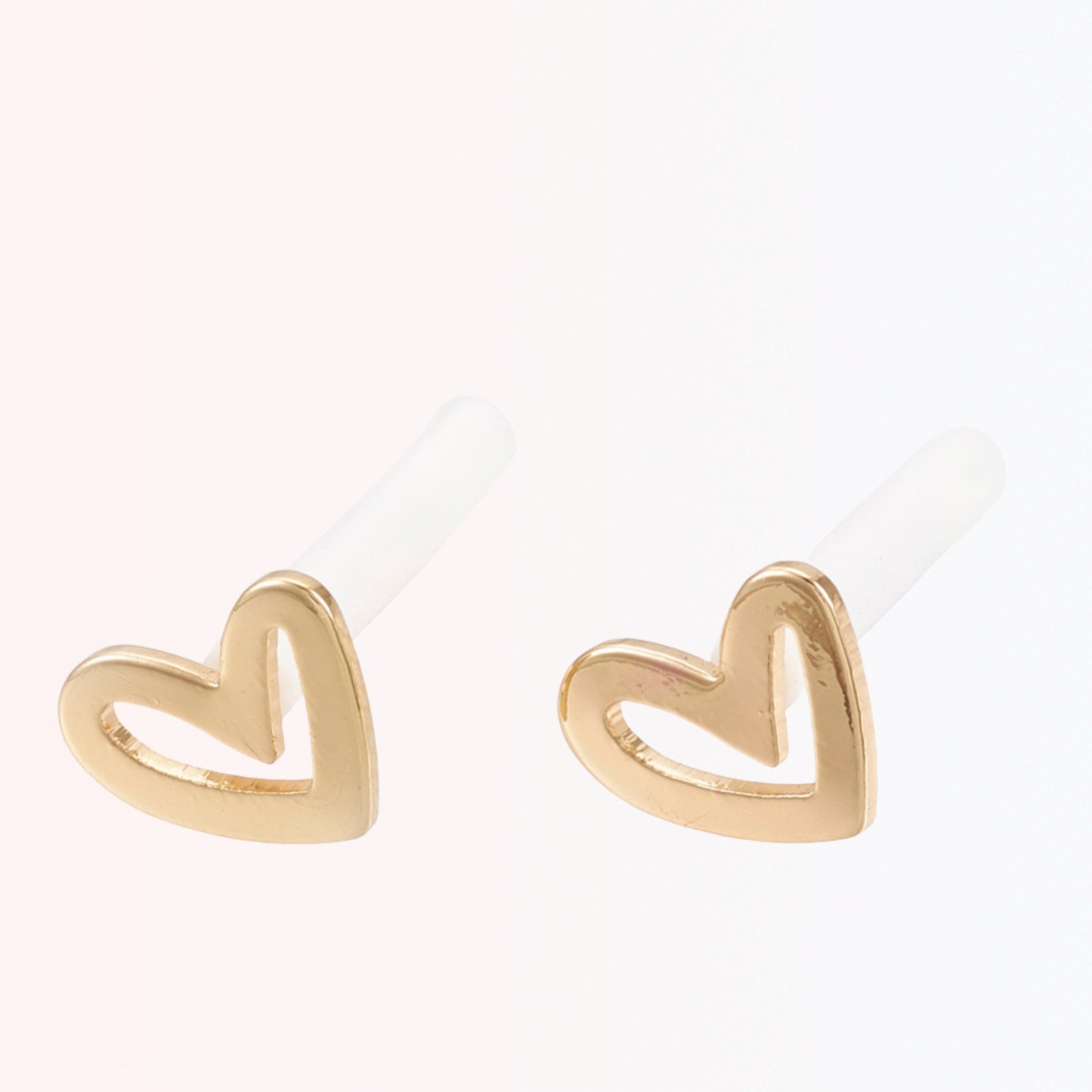 Pantallas Stud de Brass Dorado 18K con Corazón Pequeño Hueco