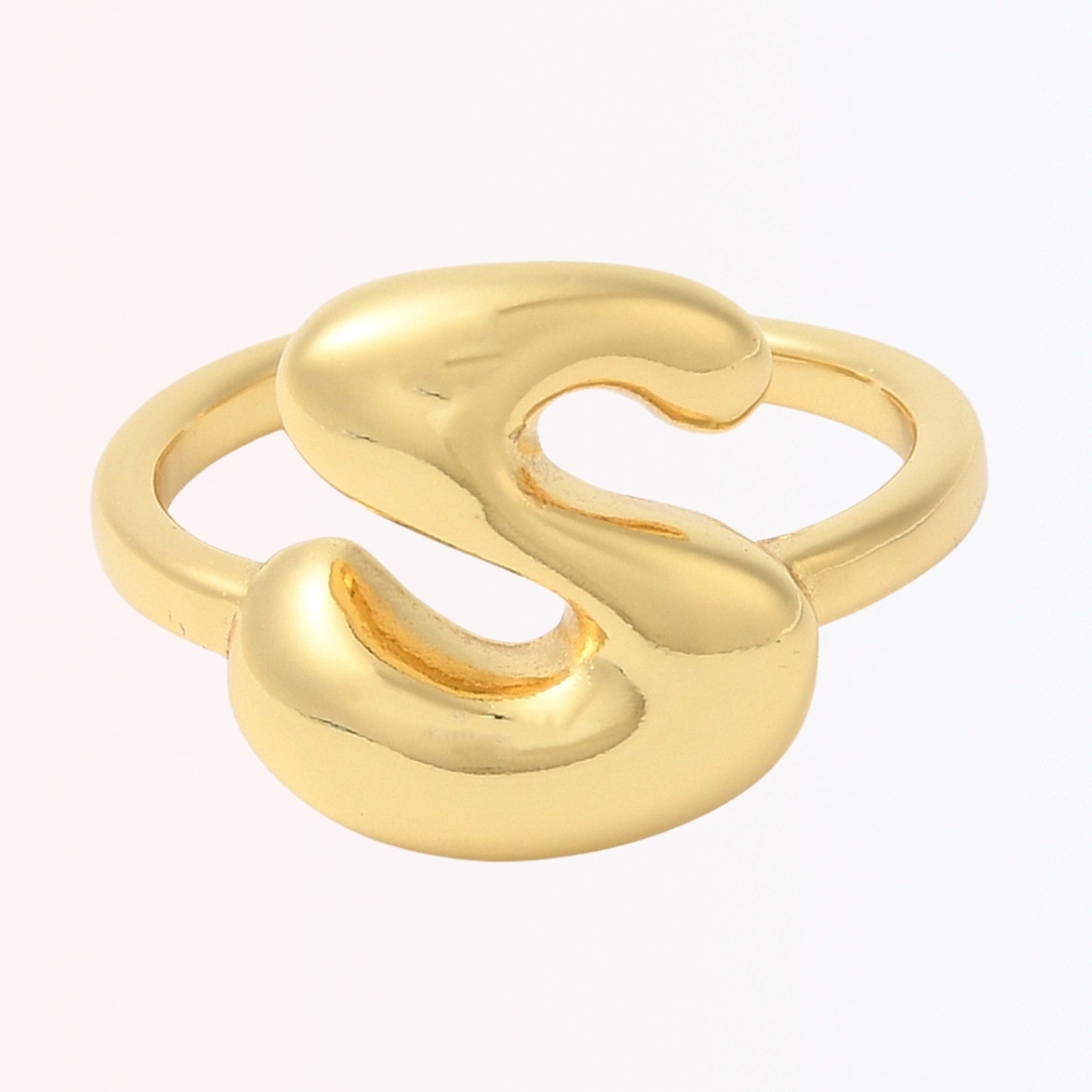 Sortija Ajustable con Iniciales A-Z en Brass Dorado 18K