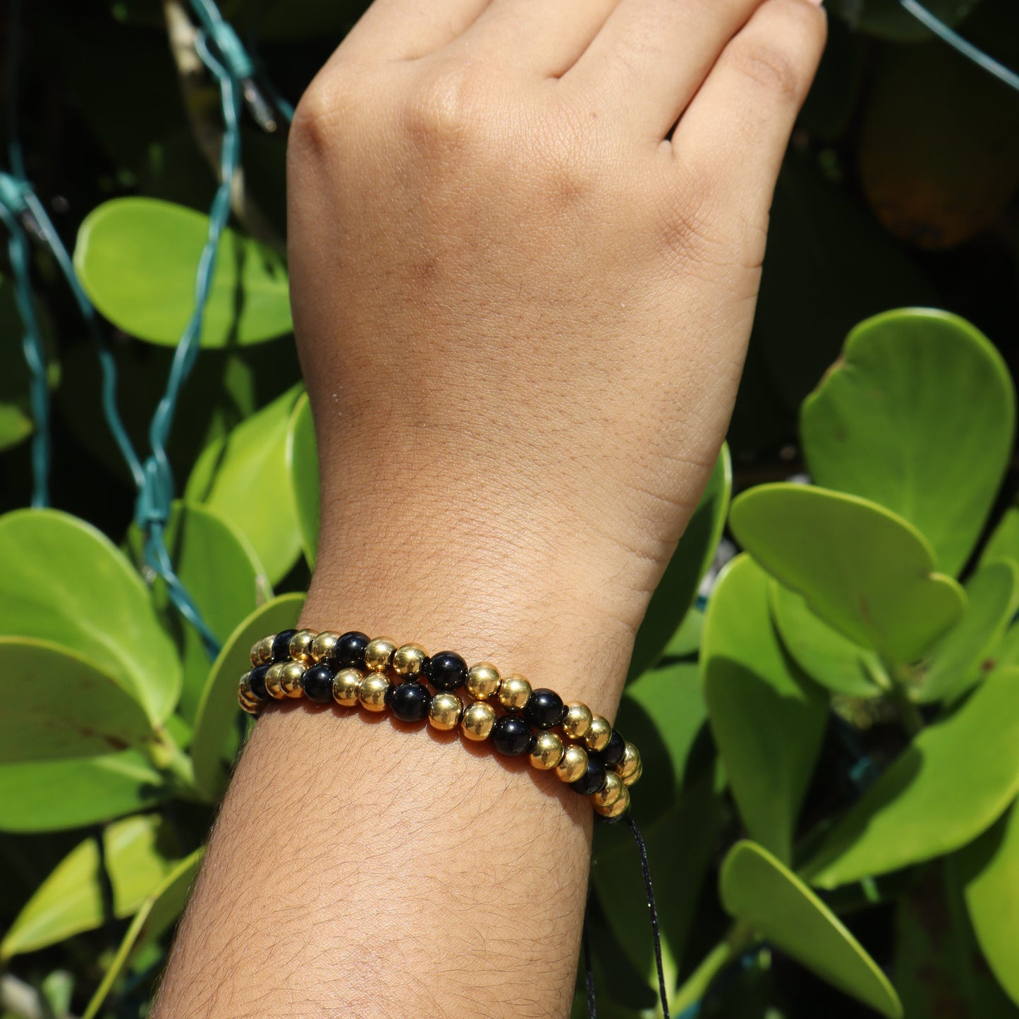 Pulsera Ajustable con Beads Negros y Dorados en Stainless Steel