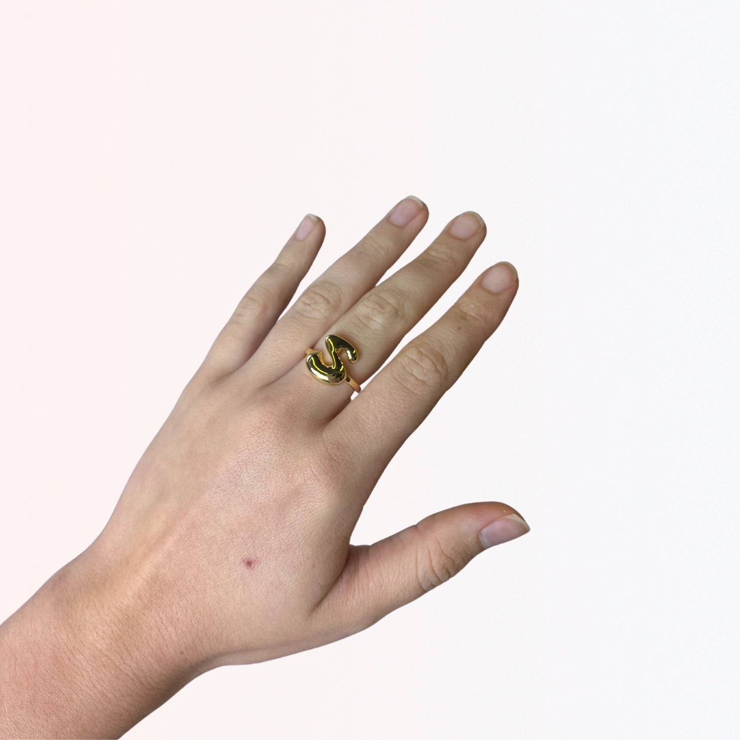 Sortija Ajustable con Iniciales A-Z en Brass Dorado 18K
