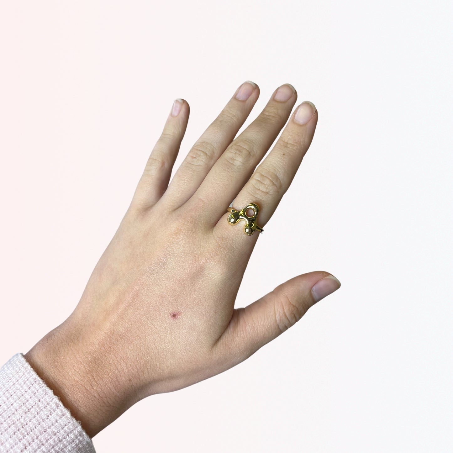 Sortija Ajustable con Iniciales A-Z en Brass Dorado 18K