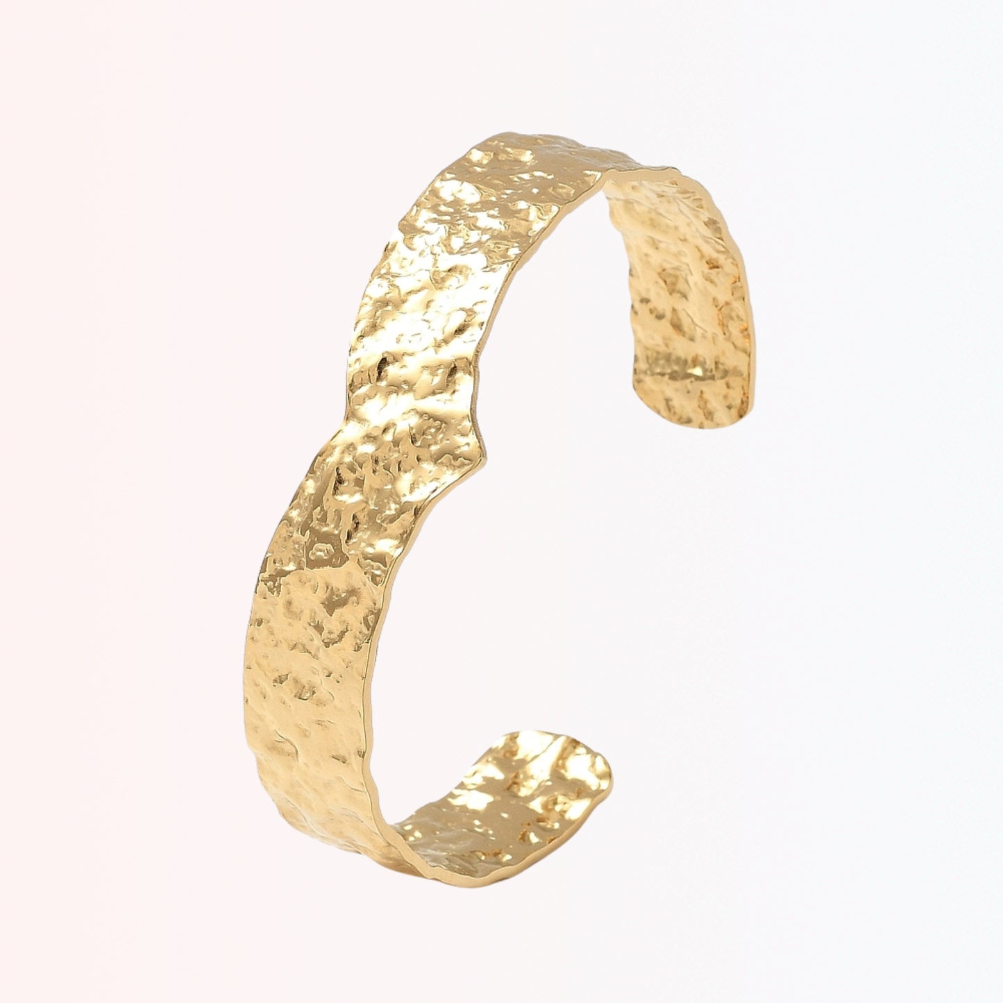 Pulsera Cuff con Motivo de Corazón en Stainless Steel Dorado 14K