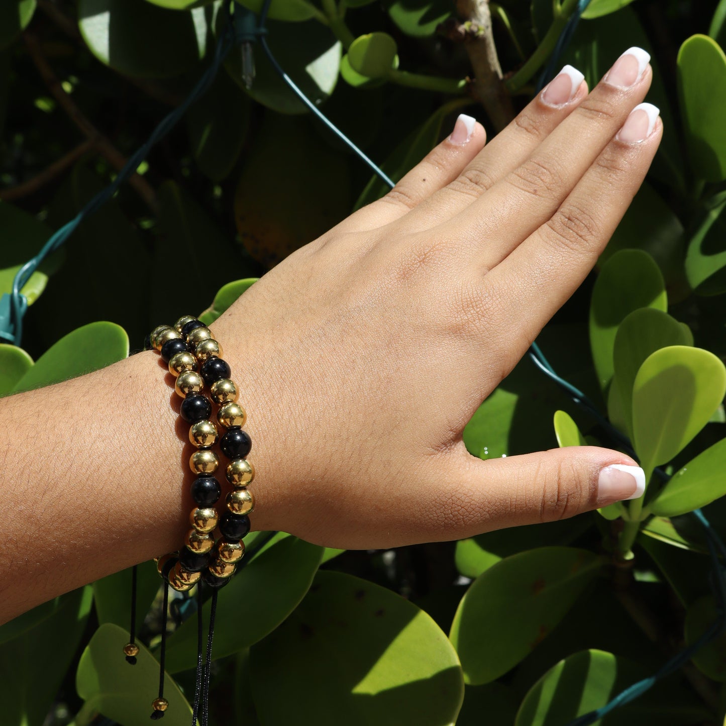 Pulsera Ajustable con Beads Negros y Dorados en Stainless Steel