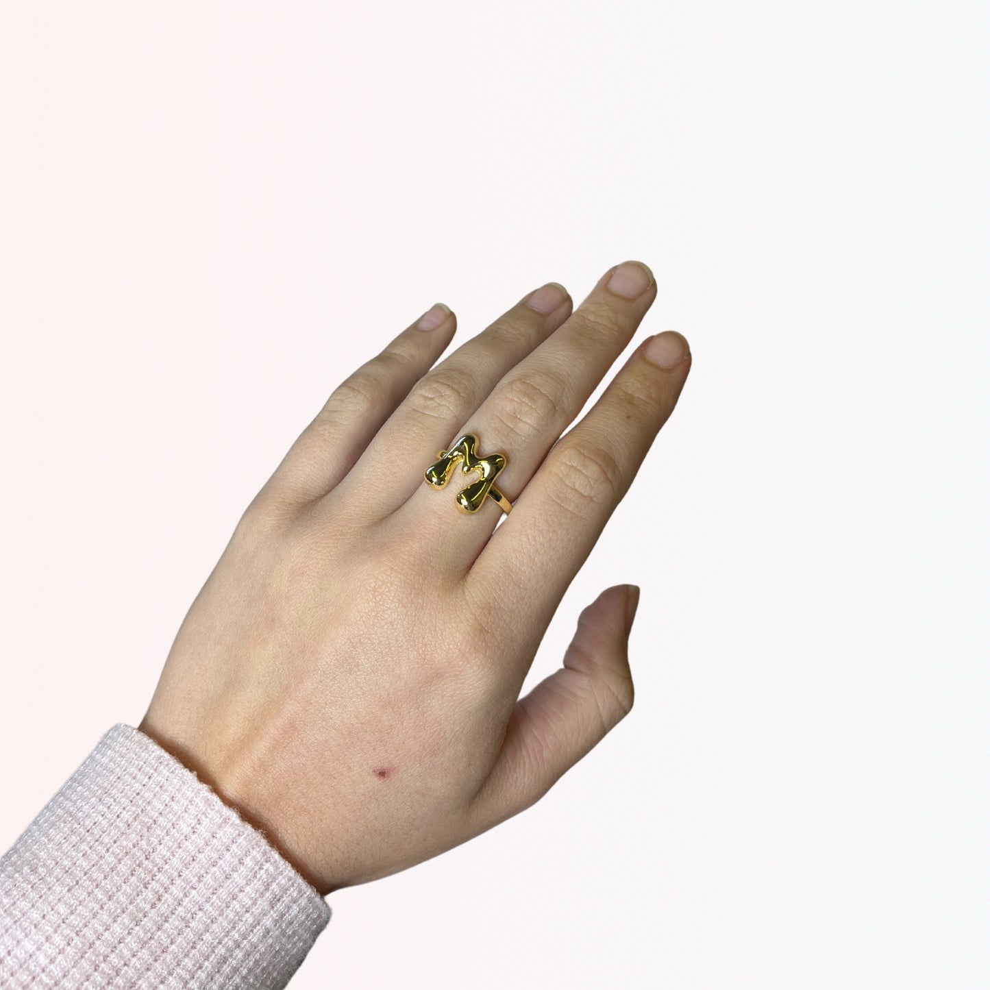 Sortija Ajustable con Iniciales A-Z en Brass Dorado 18K