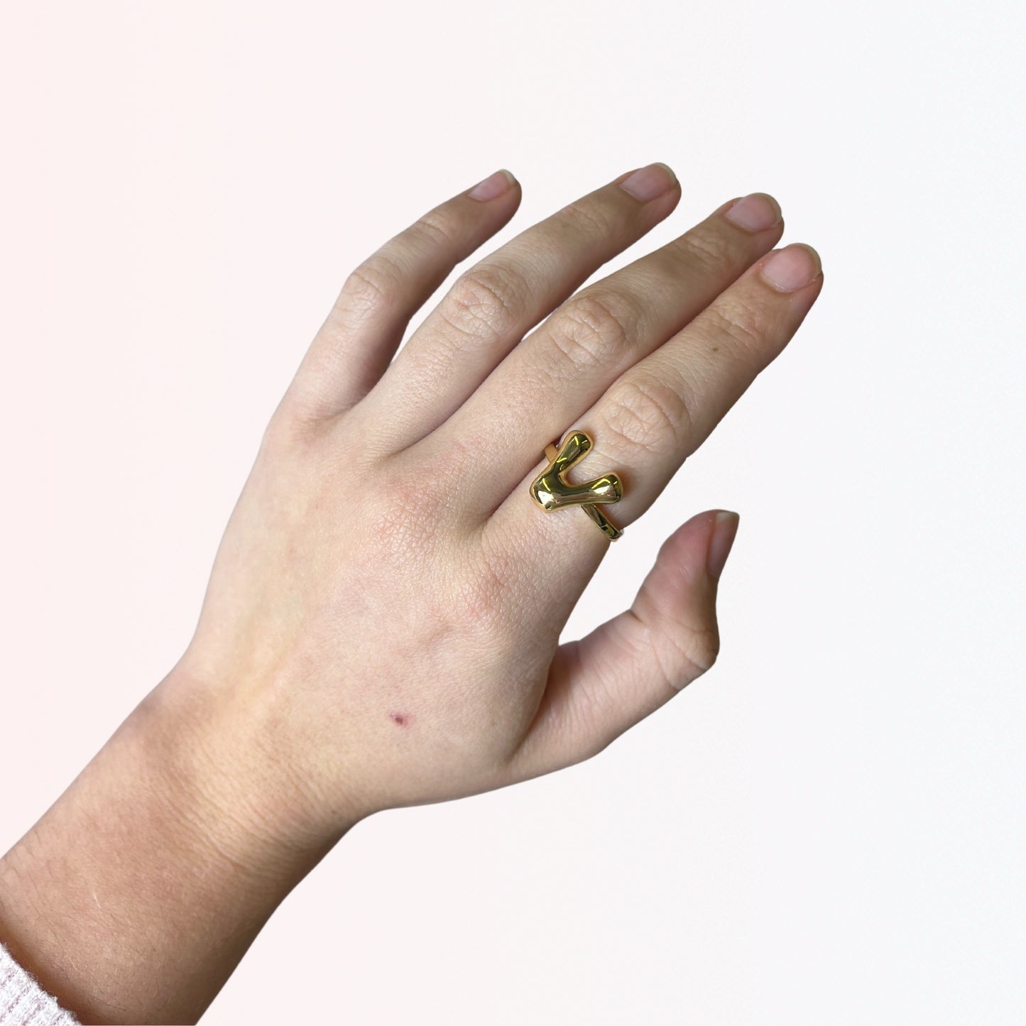 Sortija Ajustable con Iniciales A-Z en Brass Dorado 18K