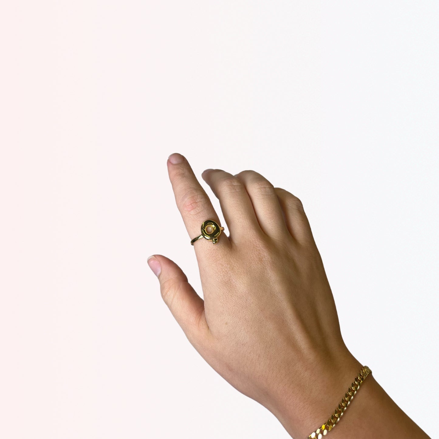 Sortija Ajustable con Iniciales A-Z en Brass Dorado 18K