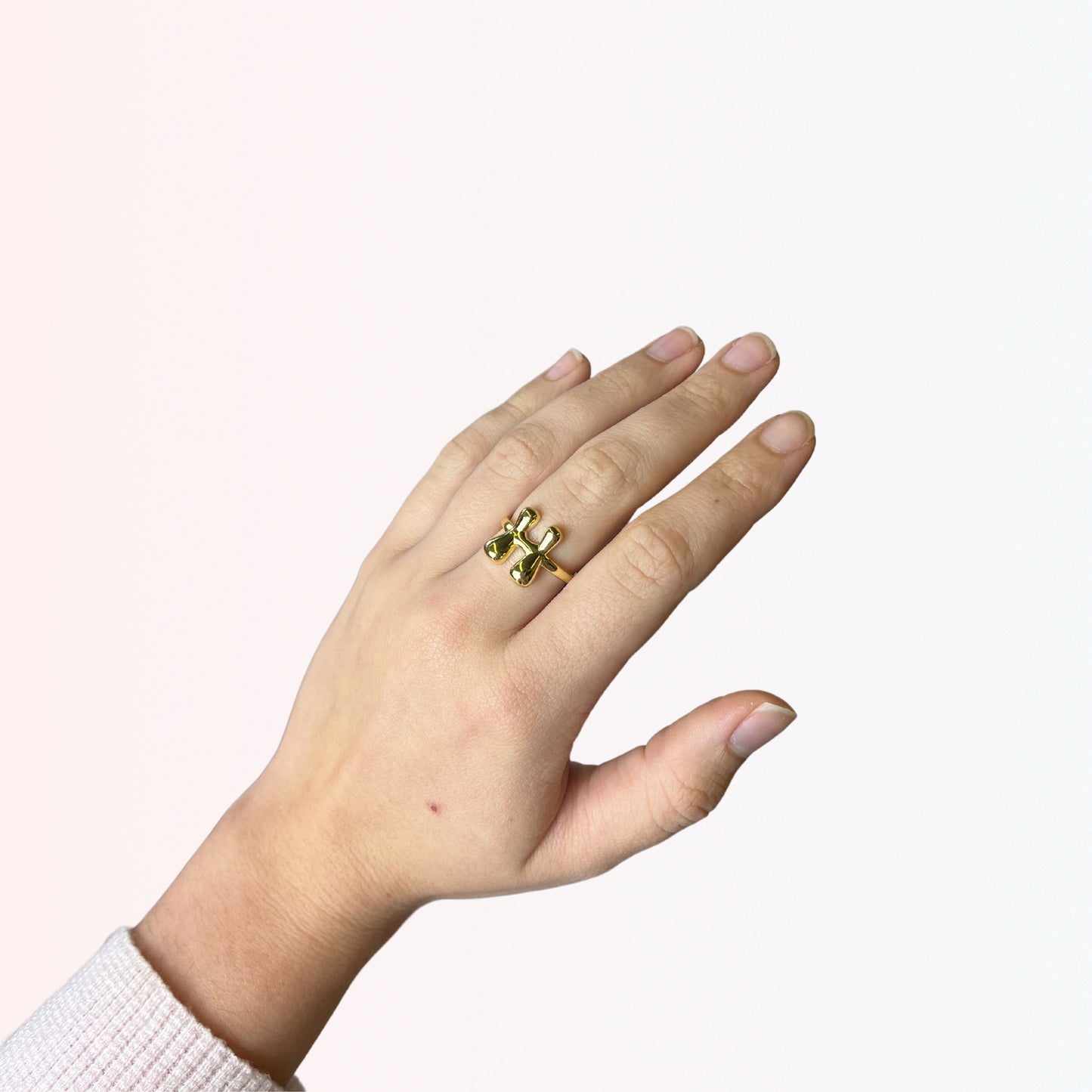 Sortija Ajustable con Iniciales A-Z en Brass Dorado 18K