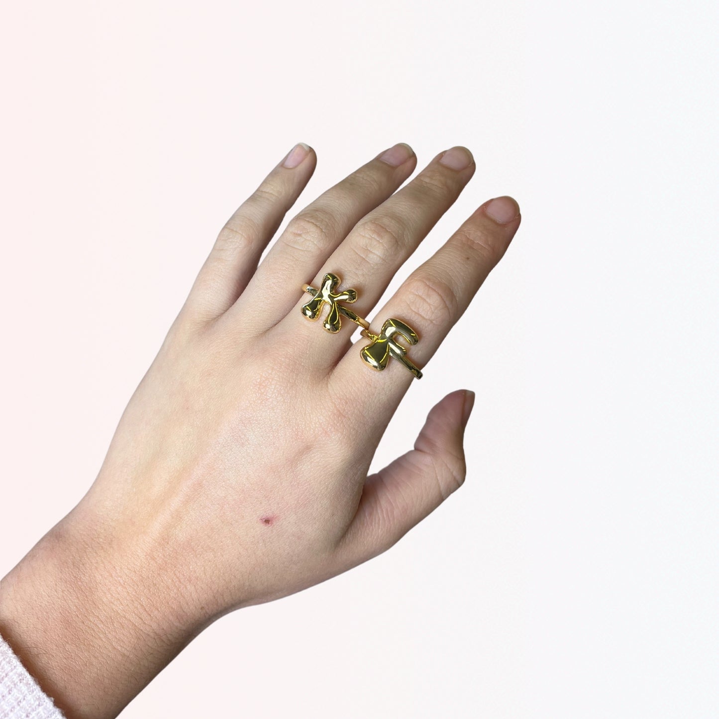 Sortija Ajustable con Iniciales A-Z en Brass Dorado 18K