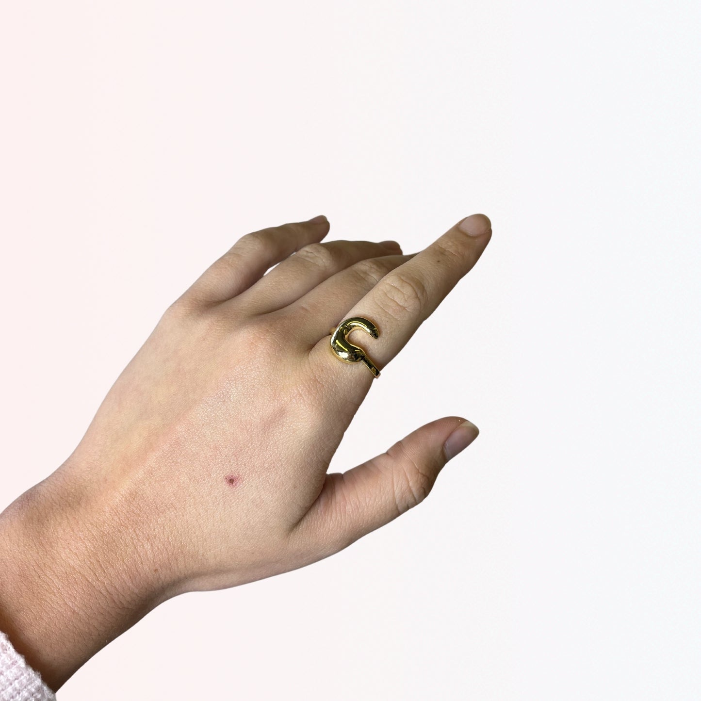 Sortija Ajustable con Iniciales A-Z en Brass Dorado 18K