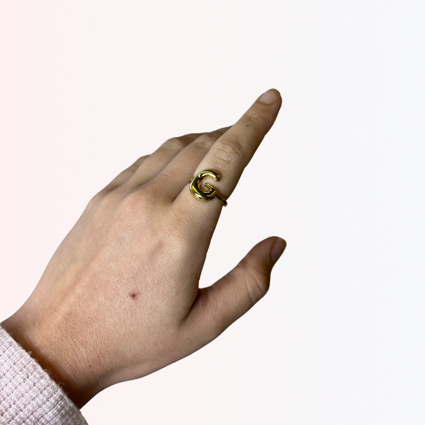 Sortija Ajustable con Iniciales A-Z en Brass Dorado 18K