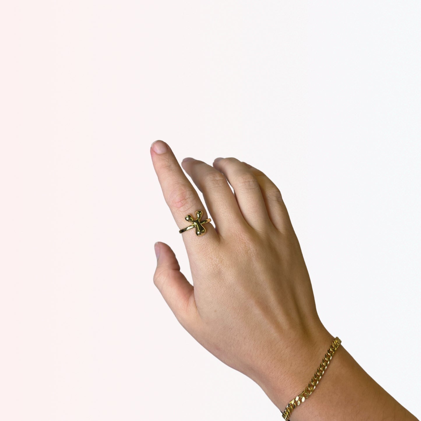 Sortija Ajustable con Iniciales A-Z en Brass Dorado 18K