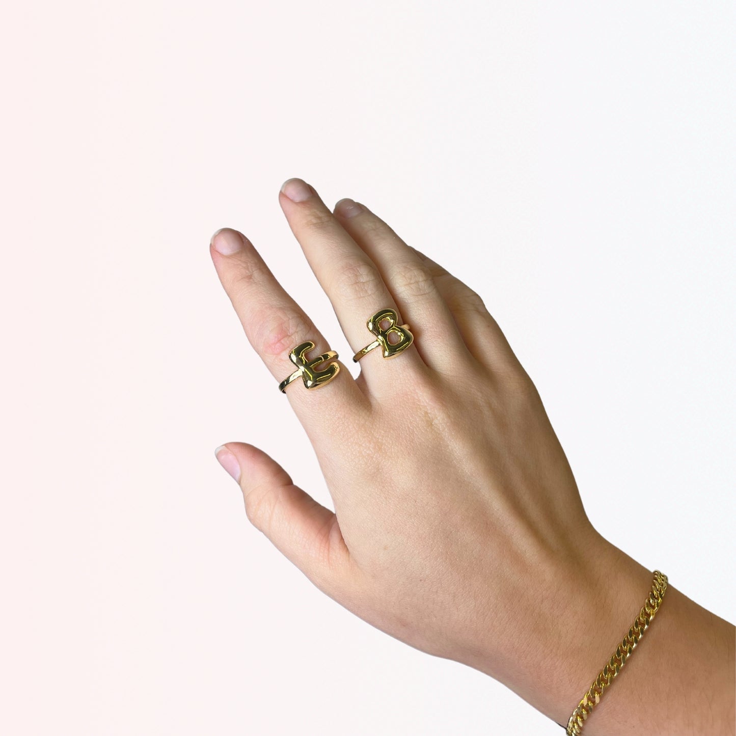 Sortija Ajustable con Iniciales A-Z en Brass Dorado 18K