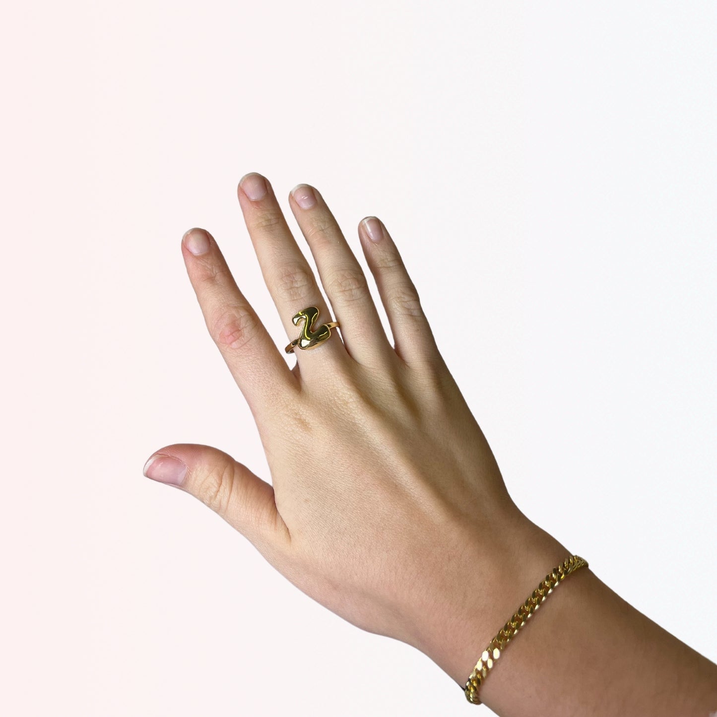 Sortija Ajustable con Iniciales A-Z en Brass Dorado 18K