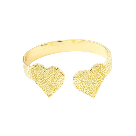 Pulsera Cuff Abierta de Brass con Doble Corazón, Bañada en Oro 18K