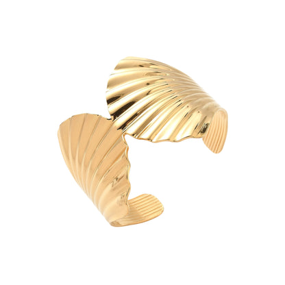 Pulsera Cuff de Stainless Steel con Diseño de Concha, Dorada