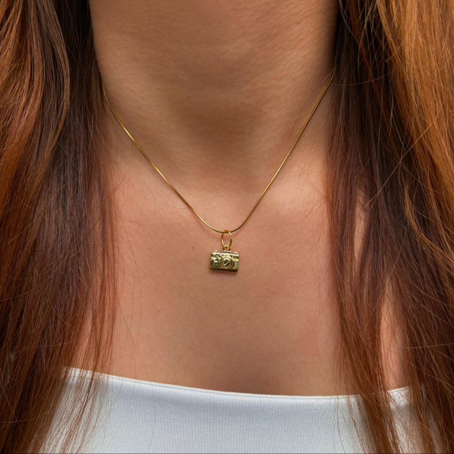 Collar Dorado con Charm de Cámara en Baño de Oro 18K