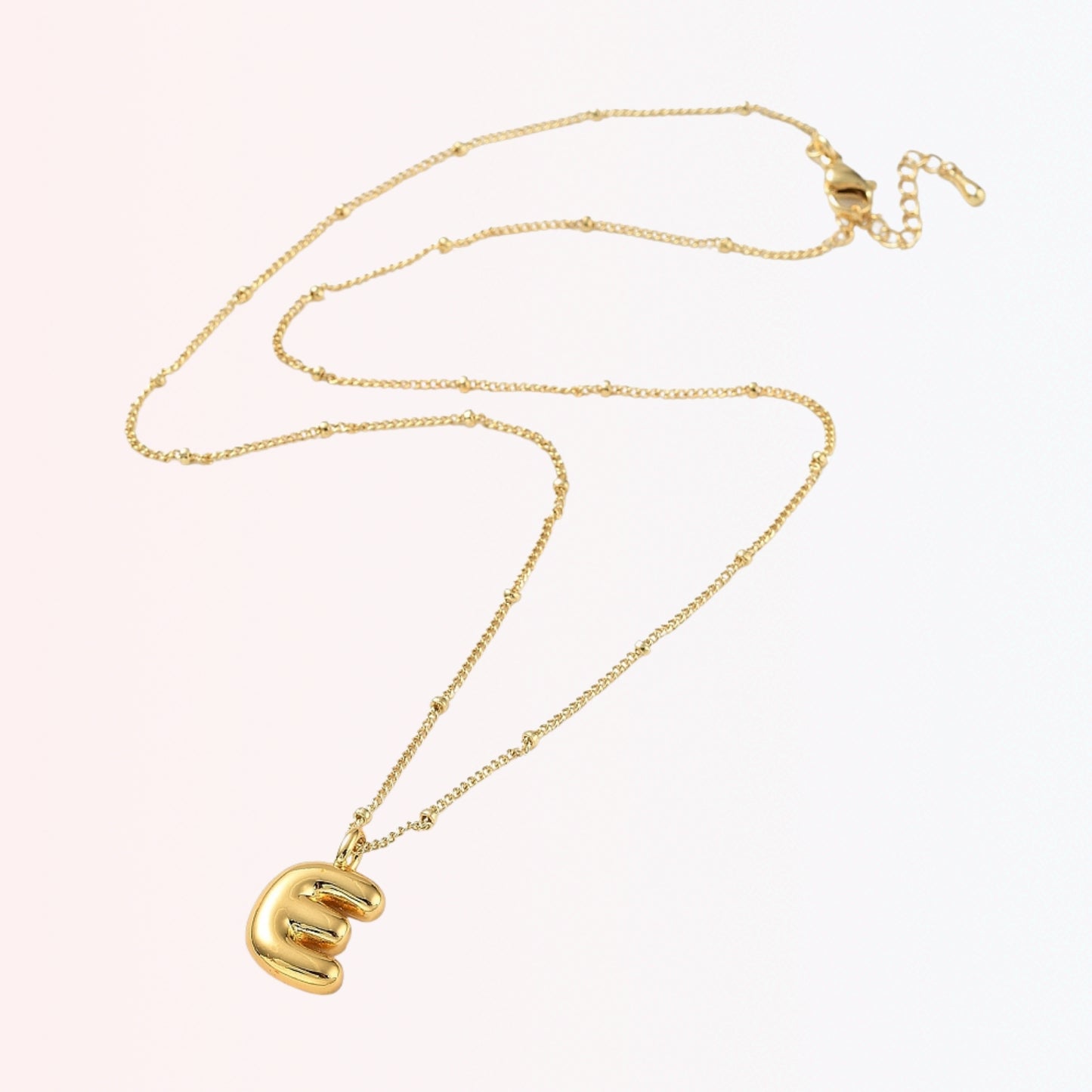 AMAEMA Collar con Charm de Inicial (Brass)