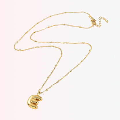 AMAEMA Collar con Charm de Inicial (Brass)