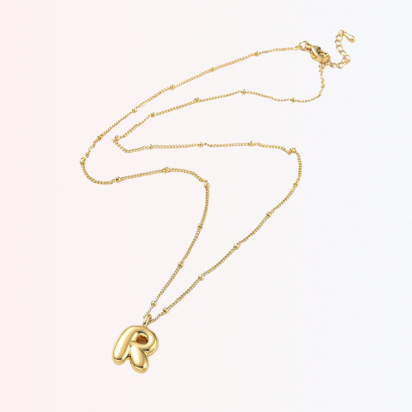 AMAEMA Collar con Charm de Inicial (Brass)